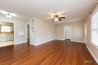 126 Bellaire St in Luling, TX - Building Photo - Building Photo