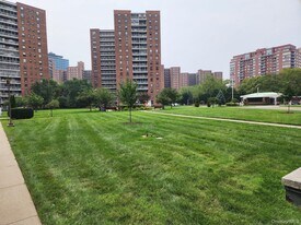 61-15 98th St in Queens, NY - Building Photo