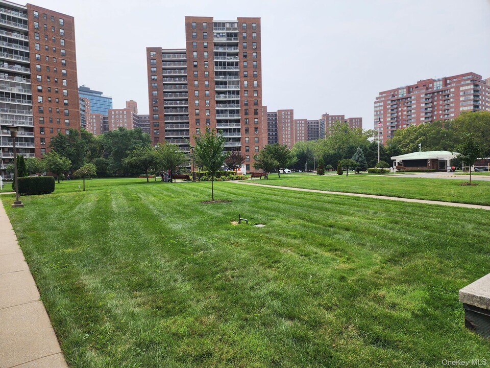 61-15 98th St in Queens, NY - Building Photo