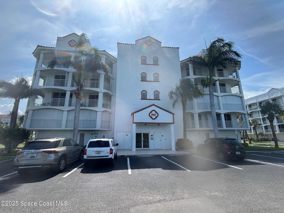 8922 Laguna Ln in Cape Canaveral, FL - Foto de edificio
