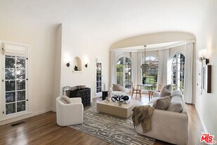 131 S Martel Ave in Los Angeles, CA - Building Photo