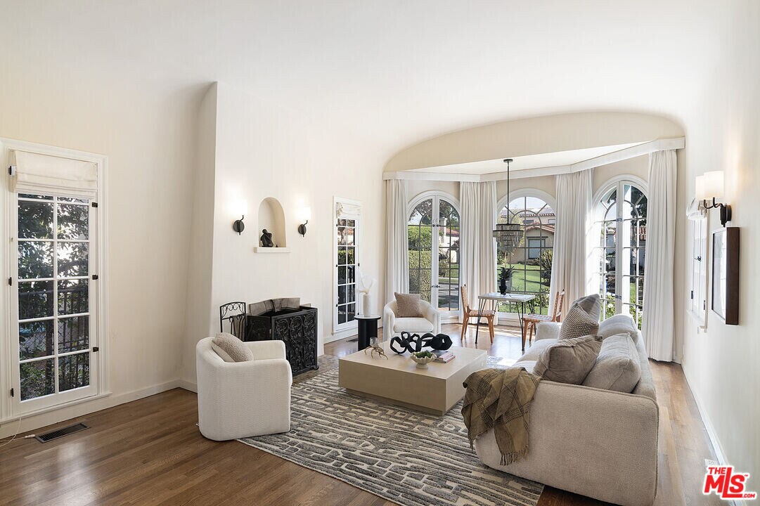 131 S Martel Ave in Los Angeles, CA - Building Photo