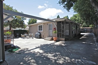 700 Live Oak Ave in Menlo Park, CA - Foto de edificio - Building Photo