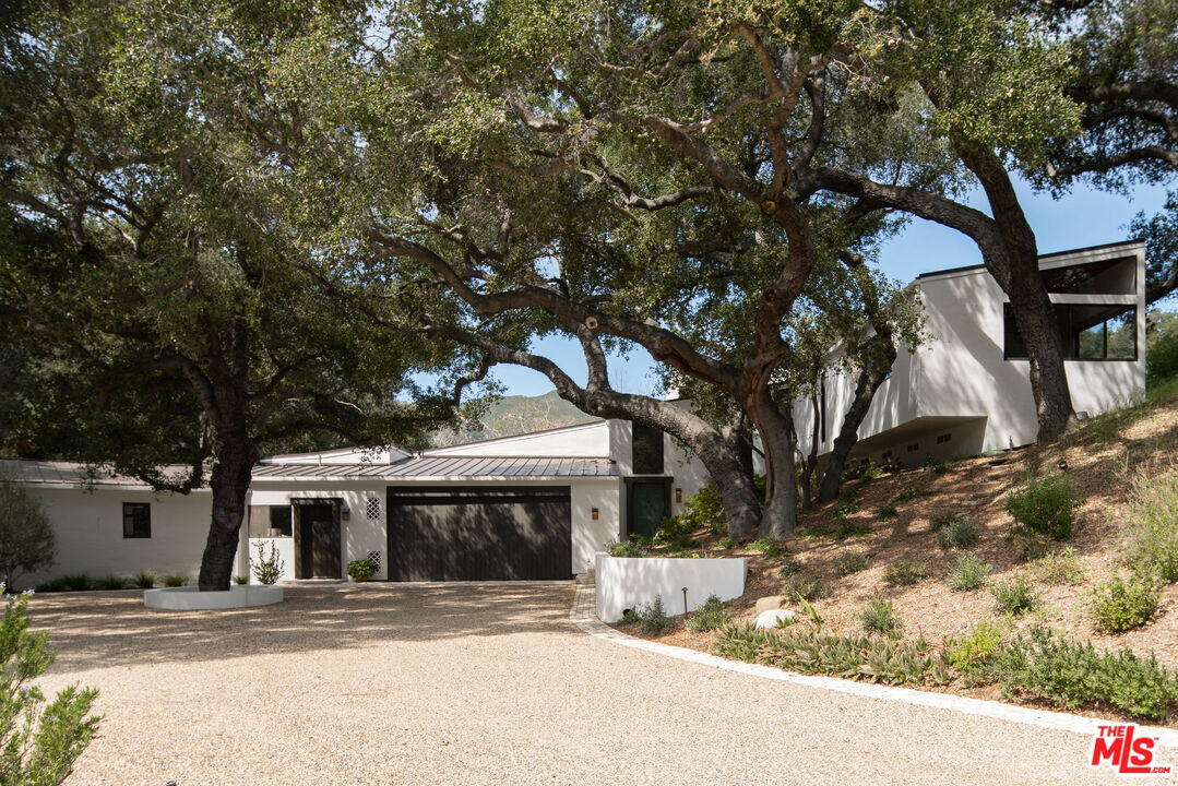 901 Crater Camp Dr in Calabasas, CA - Building Photo