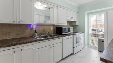 2107 Lander Ln in Houston, TX - Building Photo - Building Photo