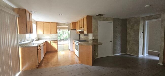 16248 NE 29th St in Bellevue, WA - Foto de edificio - Building Photo