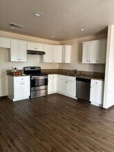 2009 Owens St in Bakersfield, CA - Foto de edificio - Building Photo