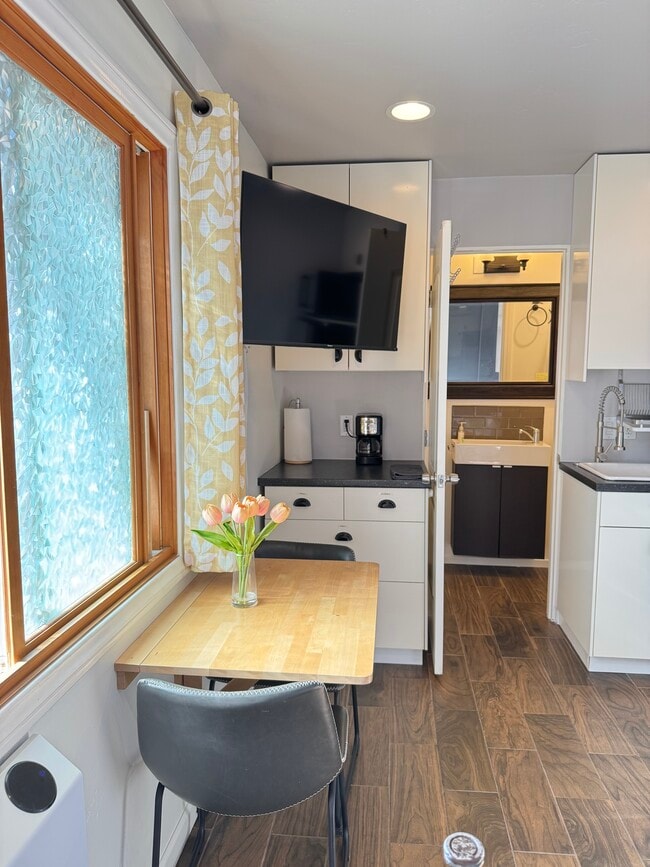 313 S Rios Ave, Unit Solana studio in Solana Beach, CA - Building Photo - Building Photo