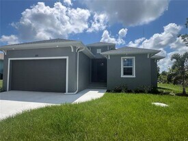 133 Thelma Dr in Rotonda West, FL - Building Photo