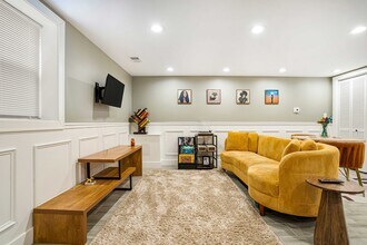2437 W Flournoy St, Unit Beautiful 2B1B Rowhouse in Chicago, IL - Building Photo - Building Photo