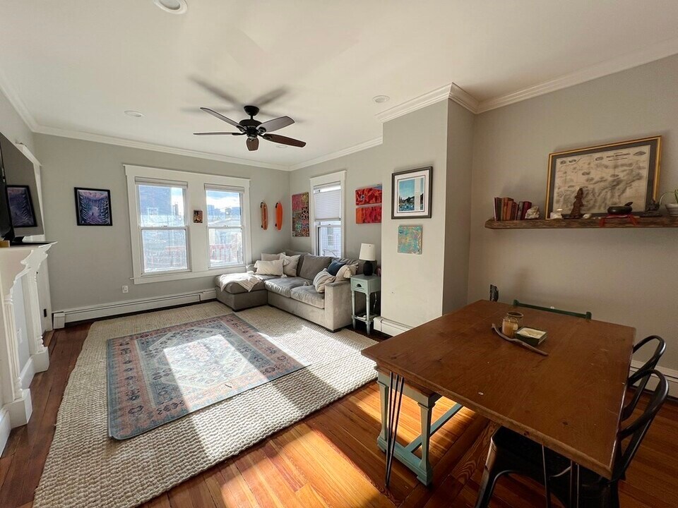 247 Maverick St, Unit 3 in Boston, MA - Building Photo