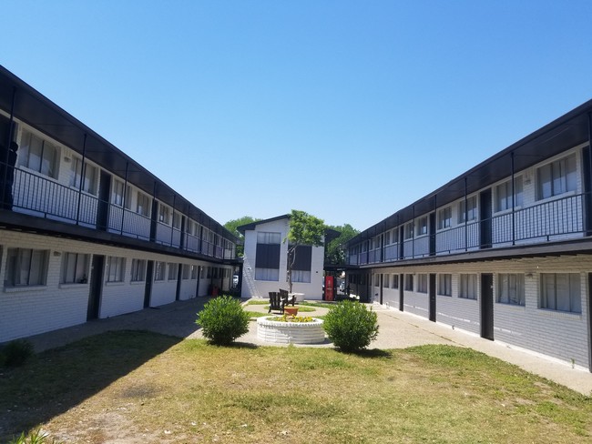 Luau Apartments in Dallas, TX - Foto de edificio - Building Photo