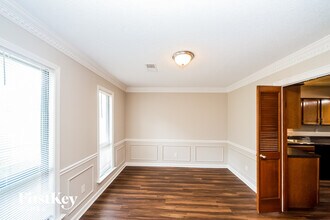 8066 S Regis Pl in Memphis, TN - Foto de edificio - Building Photo