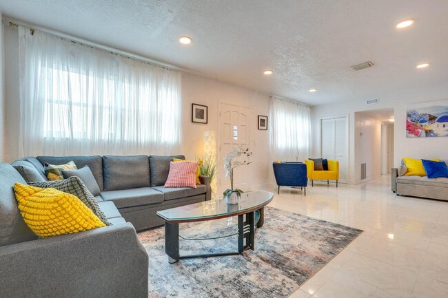 19630 NW 5th Ave in Miami, FL - Foto de edificio - Building Photo