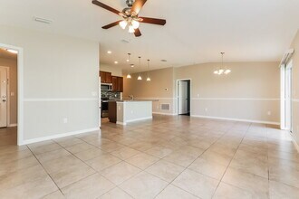 1637 Climbing Dayflower Dr in Ruskin, FL - Building Photo - Building Photo