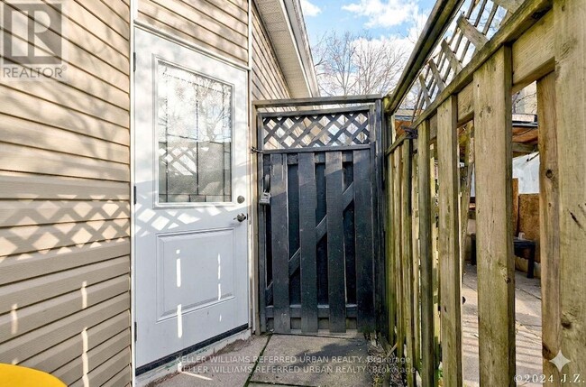 2039 Davenport Rd in Toronto, ON - Building Photo - Building Photo