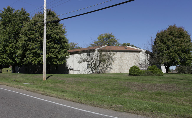 275 Swartz Rd in Akron, OH - Foto de edificio - Building Photo