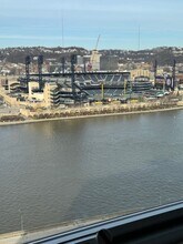 320 Fort Duquesne Blvd, Unit 19H- in Pittsburgh, PA - Foto de edificio - Building Photo