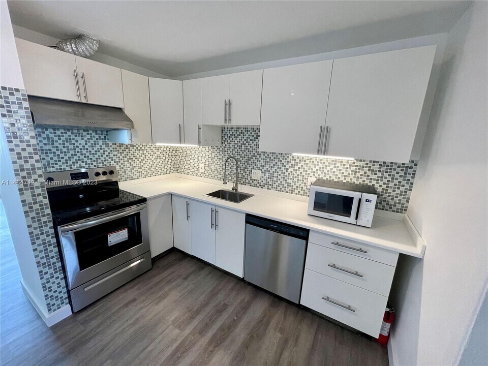 903 NE 7th St-Unit -2 in Hallandale Beach, FL - Building Photo