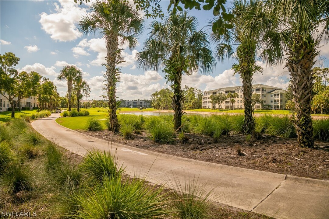 3964 Bishopwood Ct E in Naples, FL - Building Photo