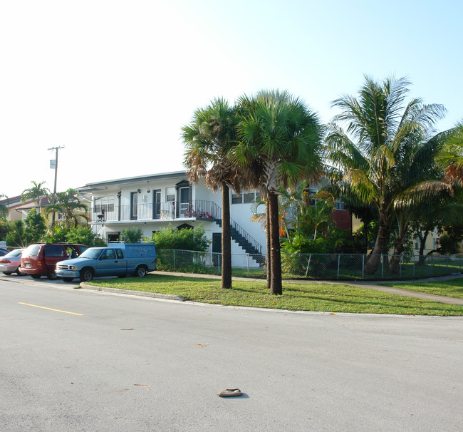 1800 NE 170th St in Miami, FL - Foto de edificio - Building Photo