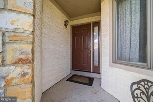 42 Woodmont Dr in Trenton, NJ - Building Photo