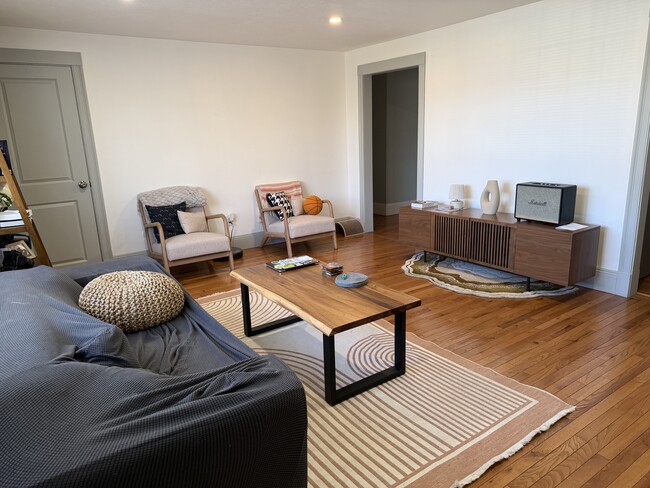 13 Myles Standish Dr, Unit #2 in Haverhill, MA - Foto de edificio - Building Photo