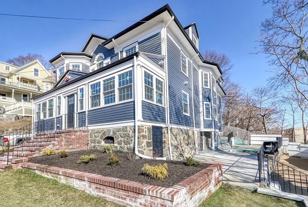 7 Hillside Ave, Unit 3 in Medford, MA - Building Photo