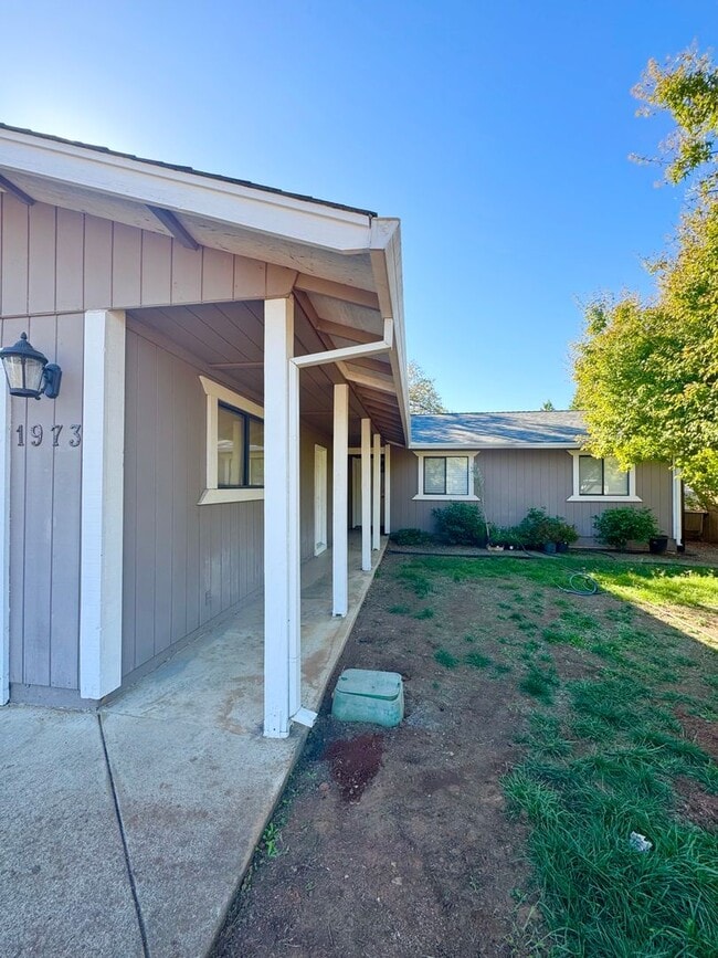 1973 S Ridge Dr in Redding, CA - Building Photo - Building Photo