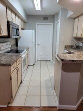 814 Crest Pines Dr, Unit 921 in Orlando, FL - Foto de edificio - Building Photo