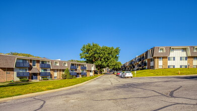 Royal Ridge Apartments in Kansas City, KS - Foto de edificio - Building Photo