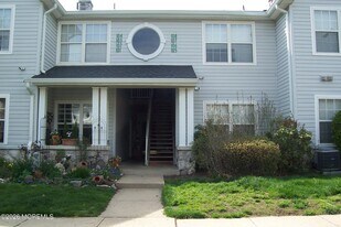 107 Des Moines Ct in Tinton Falls, NJ - Building Photo
