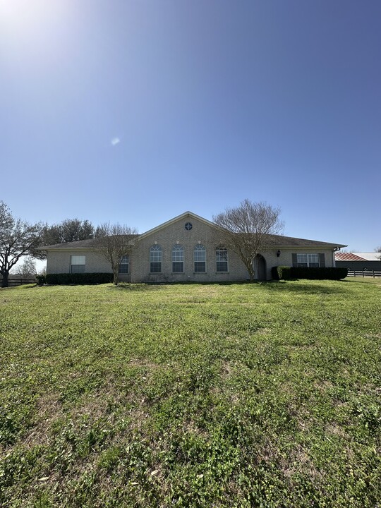 951 Mikeska Ln in Bellville, TX - Building Photo