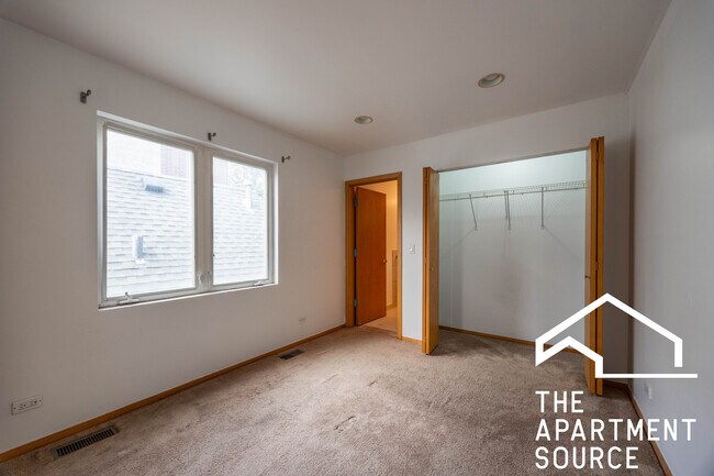 1049 N Winchester Ave, Unit 2F in Chicago, IL - Foto de edificio - Building Photo