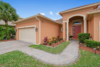 303 NW Cheshire Ln in Port St. Lucie, FL - Building Photo - Building Photo