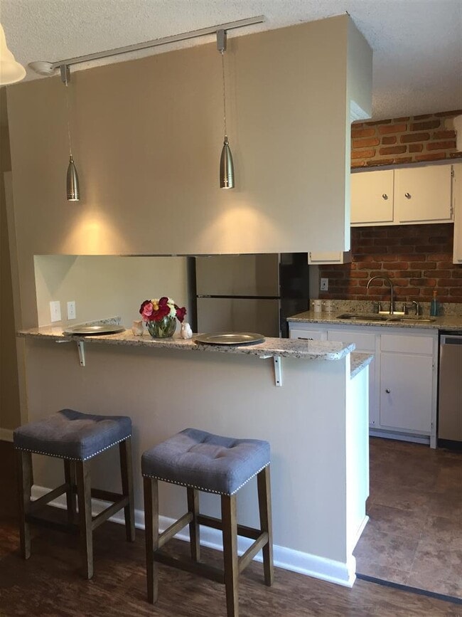 210 Hickory Hill Ct in Nashville, TN - Foto de edificio - Building Photo