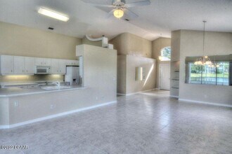 910 Woodstream Ln in Ormond Beach, FL - Foto de edificio - Building Photo