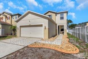 12107 Fern Haven Ave in Gibsonton, FL - Building Photo