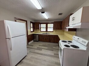 8469 Cobb Rd in Brooksville, FL - Building Photo - Building Photo