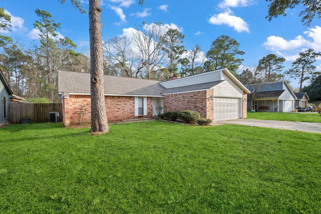 17318 Broken Back Dr in Crosby, TX - Building Photo