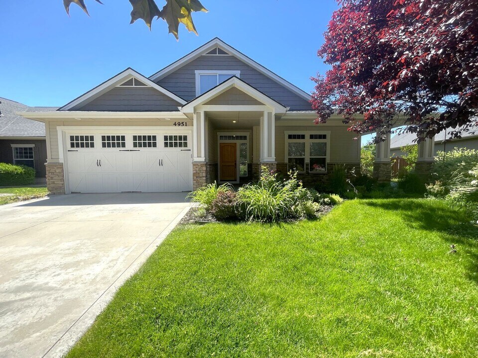 4951 Red Hls Ave N in Meridian, ID - Building Photo