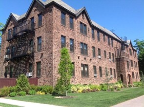 Fairfield Courtyard At Woodmere in Woodmere, NY - Building Photo - Building Photo