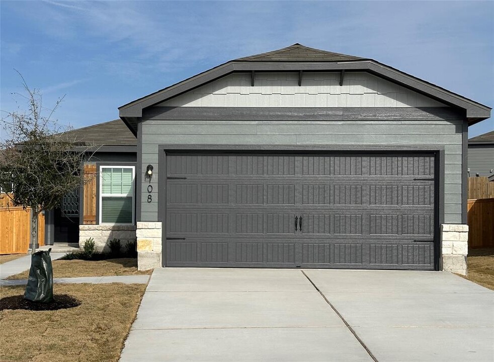 108 Paradise Cyn Dr in Jarrell, TX - Foto de edificio