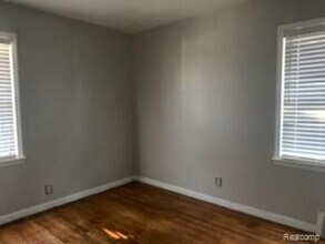 18313 Oak Ave in Eastpointe, MI - Building Photo - Building Photo