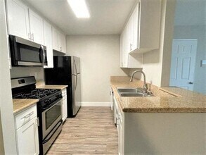 Peachgrove Apartments in North Hollywood, CA - Foto de edificio - Building Photo