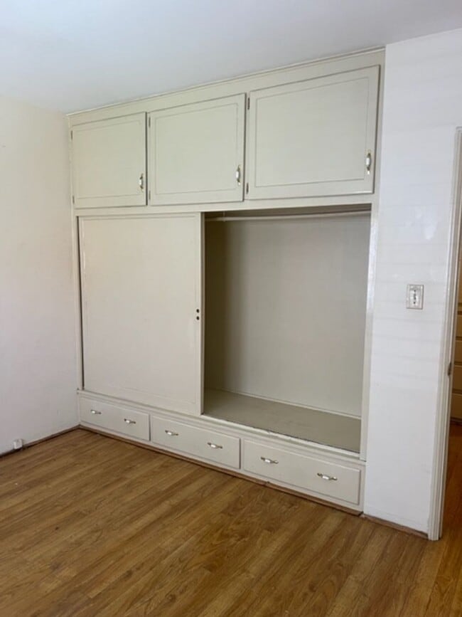 1825 E Broadway in Long Beach, CA - Building Photo - Building Photo
