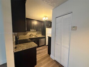 300 Gardens Dr in Pompano Beach, FL - Building Photo - Building Photo