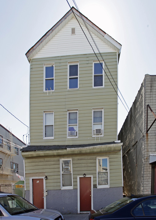 90 20th St in Bayonne, NJ - Building Photo