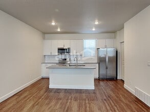 6082 S Jordan Pkwy W in South Jordan, UT - Foto de edificio - Building Photo