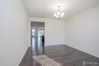 16 Clover Ln in Monroe Township, NJ - Foto de edificio - Building Photo